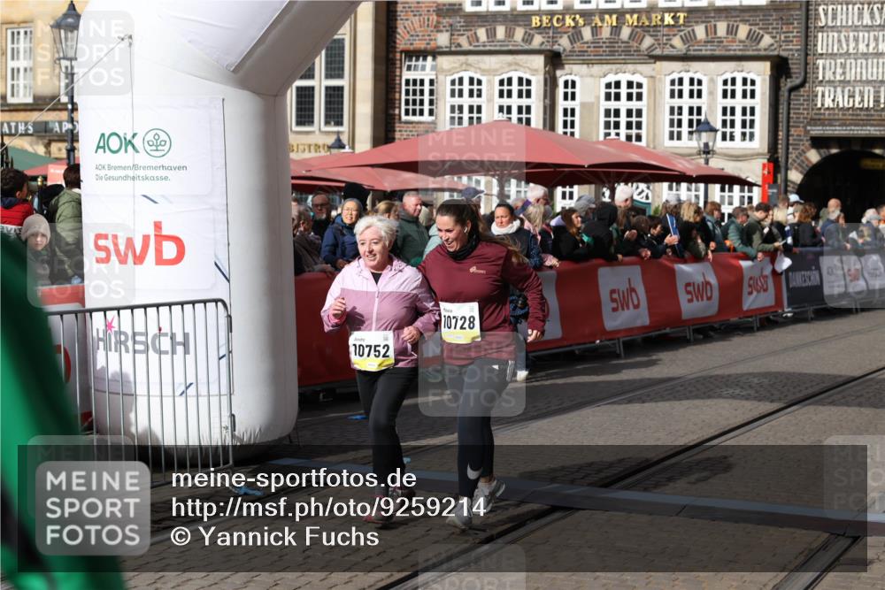 05.10.2025 - 20. swb-Marathon Bremen Yannick Fuchs http://msf.ph/oto/9259214 05.10.2025 11:17:06 Ziel 9698, 9838, 10728, 10736, 10752 meine-sportfotos.de