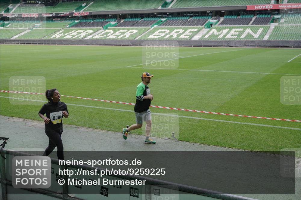 05.10.2025 - 20. swb-Marathon Bremen Michael Burmester http://msf.ph/oto/9259225 05.10.2025 10:46:49 Laufen im Stadion 7014, 7410, 9301, 9640, 9695, 9818, 9891, 9959, 10564, 10635, 10721, 10736, 10756, 10832, 10949, 10994, 11008, 11043, 11107, 11182, 11247, 11358, 11440, 11555, 11652, 11653, 7410, 9420, 9465, 9869, 10023, 10083, 10220, 10312, 10450, 10465, 10575, 10759, 10949, 11036, 11082, 11332, 11438 meine-sportfotos.de