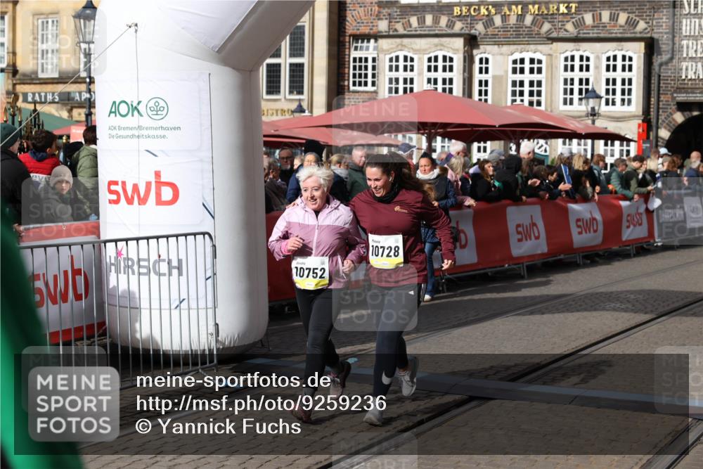 05.10.2025 - 20. swb-Marathon Bremen Yannick Fuchs http://msf.ph/oto/9259236 05.10.2025 11:17:07 Ziel 9698, 9838, 10728, 10736, 10752 meine-sportfotos.de