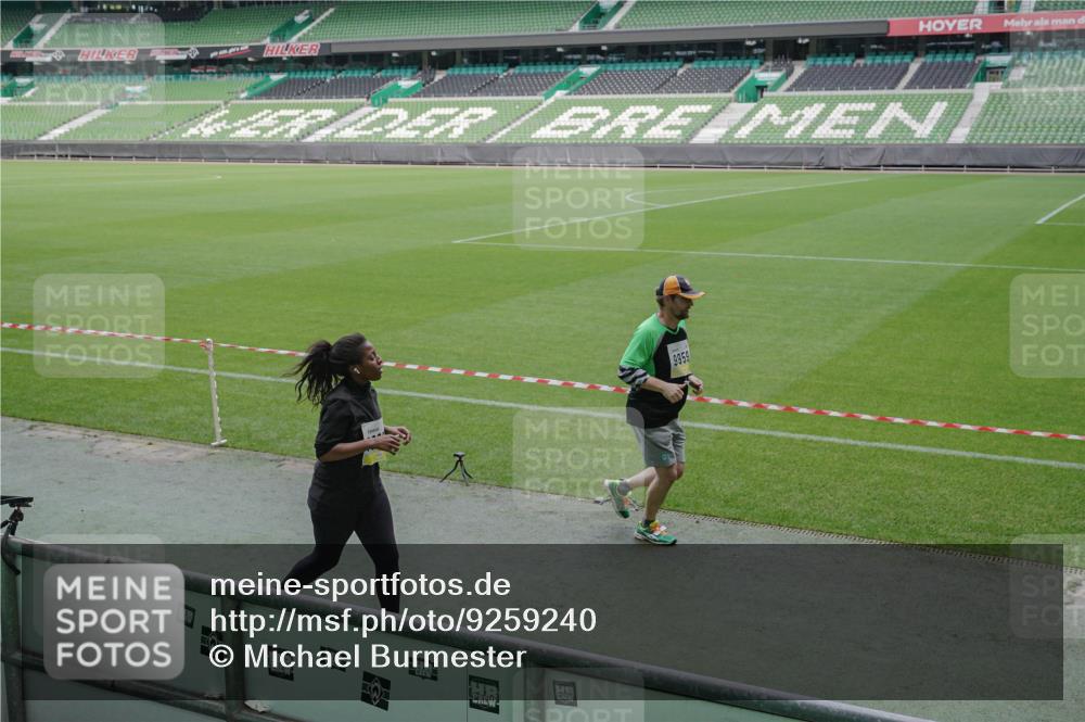 05.10.2025 - 20. swb-Marathon Bremen Michael Burmester http://msf.ph/oto/9259240 05.10.2025 10:46:50 Laufen im Stadion 7014, 9301, 9640, 9695, 9818, 9891, 9959, 10564, 10635, 10721, 10736, 10756, 10832, 10994, 11008, 11043, 11107, 11182, 11247, 11358, 11440, 11555, 11652, 11653, 7014, 7410, 9420, 9465, 9869, 10023, 10083, 10220, 10312, 10450, 10465, 10575, 10759, 10949, 11082, 11438 meine-sportfotos.de