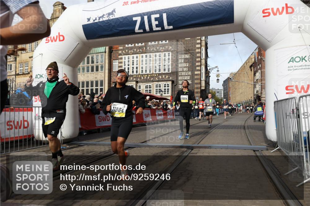 05.10.2025 - 20. swb-Marathon Bremen Yannick Fuchs http://msf.ph/oto/9259246 05.10.2025 10:56:24 Ziel 9258, 9855, 9968, 10196, 10989, 10992, 11364, 11366, 11554, 11630, 11741 meine-sportfotos.de