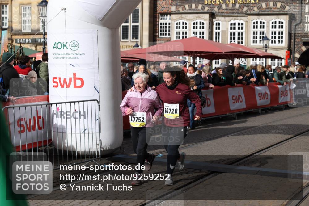 05.10.2025 - 20. swb-Marathon Bremen Yannick Fuchs http://msf.ph/oto/9259252 05.10.2025 11:17:07 Ziel 9698, 9838, 10728, 10736, 10752 meine-sportfotos.de