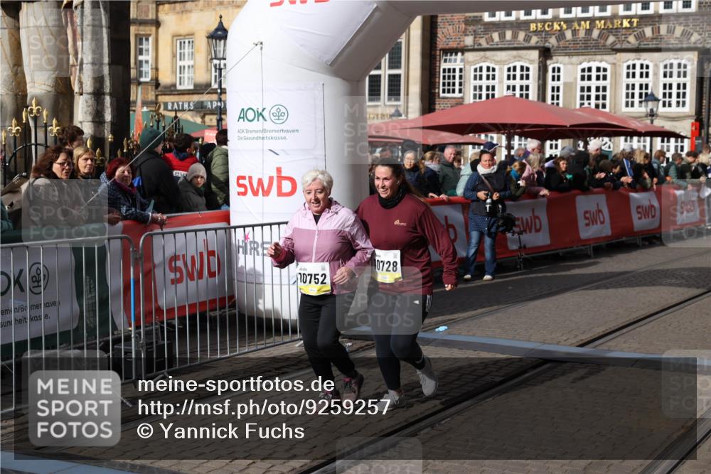 05.10.2025 - 20. swb-Marathon Bremen Yannick Fuchs http://msf.ph/oto/9259257 05.10.2025 11:17:07 Ziel 9698, 9838, 10728, 10736, 10752 meine-sportfotos.de