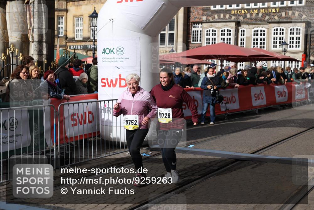 05.10.2025 - 20. swb-Marathon Bremen Yannick Fuchs http://msf.ph/oto/9259263 05.10.2025 11:17:07 Ziel 9698, 9838, 10728, 10736, 10752 meine-sportfotos.de