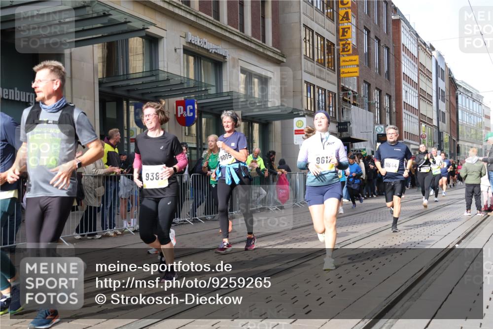 05.10.2025 - 20. swb-Marathon Bremen Strokosch-Dieckow http://msf.ph/oto/9259265 05.10.2025 10:59:41 Ziel 7177, 7621, 9005, 9378, 9381, 9603, 9604, 9611, 9612, 9666, 9672, 9673, 10138, 10290, 10291, 10311, 10345, 10489, 10572, 10889, 10919, 11026, 11050, 11125, 11266, 11444, 11600, 11639, 11644, 11713, 7177, 7621, 9005, 9378, 9381, 9603, 9604, 9611, 9612, 9666, 9672, 9673, 10138, 10290, 10291, 10311, 10345, 10489, 10572, 10889, 10919, 11026, 11050, 11125, 11266, 11444, 11600, 11639, 11644 meine-sportfotos.de
