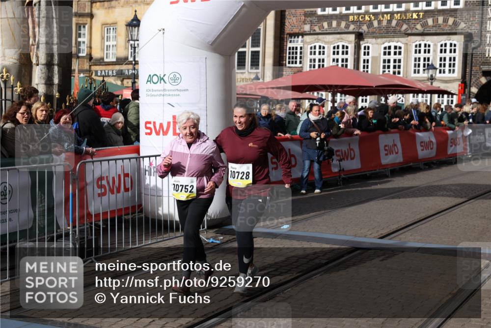 05.10.2025 - 20. swb-Marathon Bremen Yannick Fuchs http://msf.ph/oto/9259270 05.10.2025 11:17:07 Ziel 9698, 9838, 10728, 10736, 10752 meine-sportfotos.de
