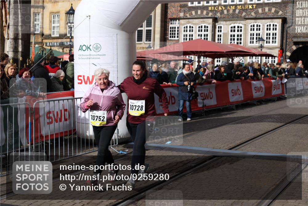 05.10.2025 - 20. swb-Marathon Bremen Yannick Fuchs http://msf.ph/oto/9259280 05.10.2025 11:17:07 Ziel 9698, 9838, 10728, 10736, 10752 meine-sportfotos.de