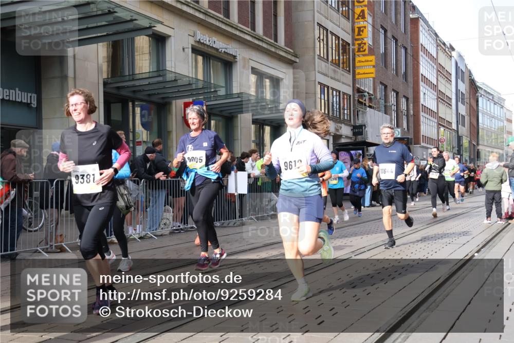 05.10.2025 - 20. swb-Marathon Bremen Strokosch-Dieckow http://msf.ph/oto/9259284 05.10.2025 10:59:41 Ziel 7177, 7621, 9005, 9378, 9381, 9603, 9604, 9611, 9612, 9666, 9672, 9673, 10138, 10290, 10291, 10311, 10345, 10489, 10572, 10889, 10919, 11026, 11050, 11125, 11266, 11444, 11600, 11639, 11644, 11713, 7177, 7621, 9005, 9378, 9381, 9603, 9604, 9611, 9612, 9666, 9672, 9673, 10138, 10290, 10291, 10311, 10345, 10489, 10572, 10889, 10919, 11026, 11050, 11125, 11266, 11444, 11600, 11639, 11644 meine-sportfotos.de