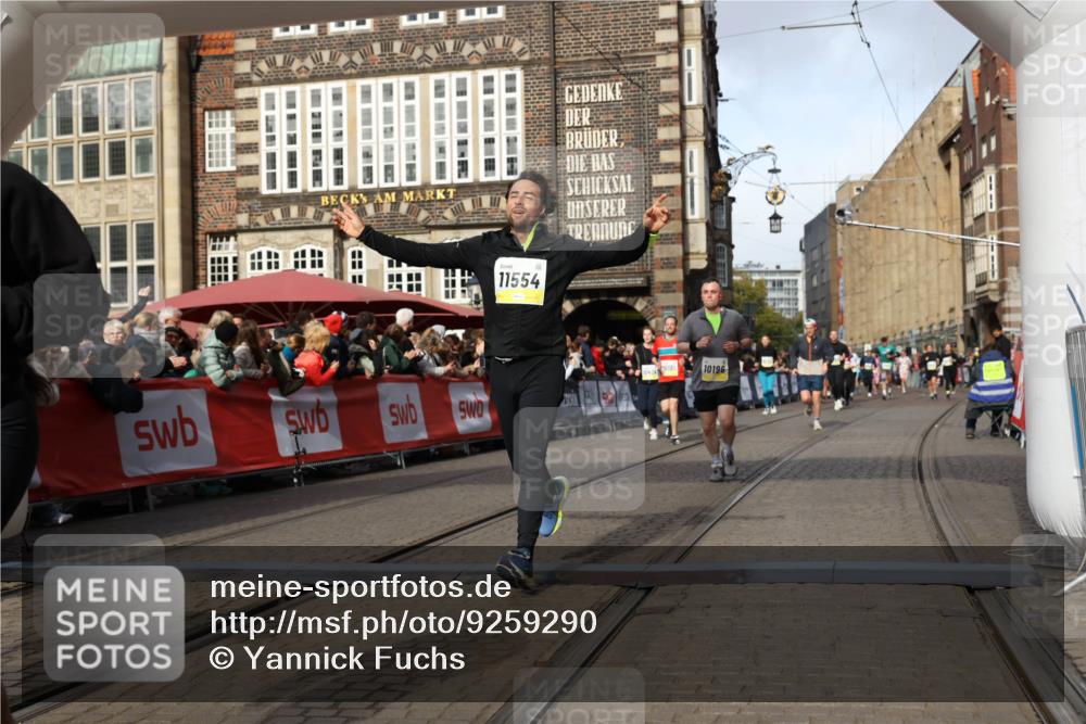 05.10.2025 - 20. swb-Marathon Bremen Yannick Fuchs http://msf.ph/oto/9259290 05.10.2025 10:56:24 Ziel 9258, 9855, 9968, 10196, 10989, 10992, 11364, 11366, 11554, 11630, 11741 meine-sportfotos.de