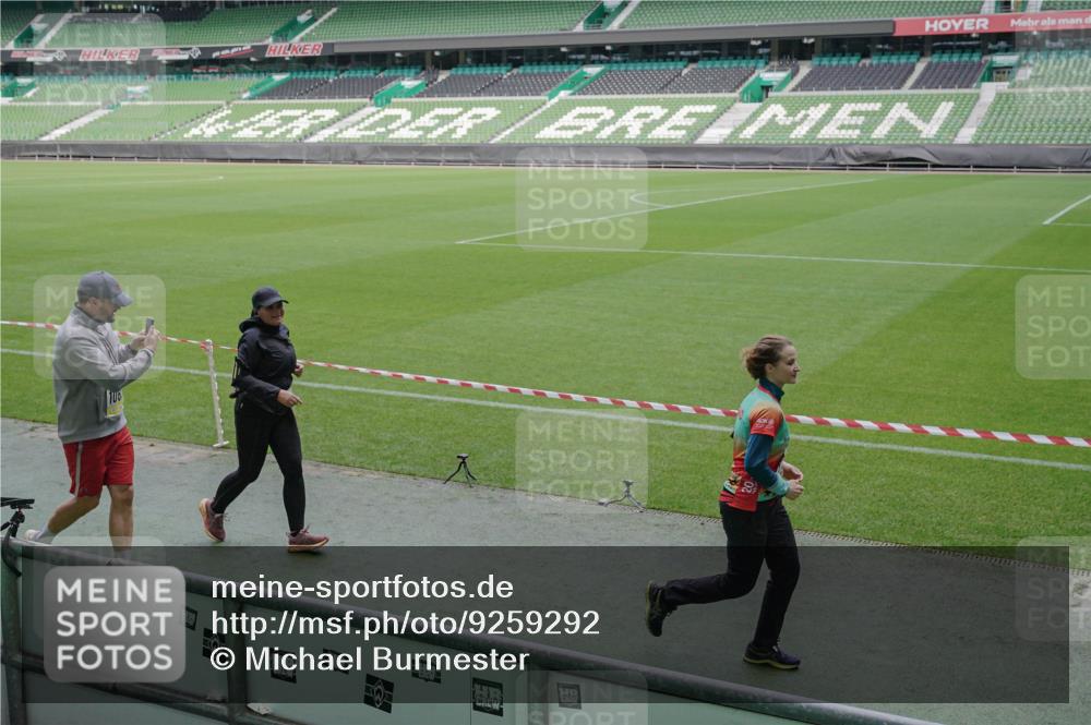 05.10.2025 - 20. swb-Marathon Bremen Michael Burmester http://msf.ph/oto/9259292 05.10.2025 10:47:11 Laufen im Stadion 9640, 9691, 9946, 9959, 10041, 10635, 10677, 11043, 11247, 11440, 11652, 11653, 9301, 9695, 9818, 9891, 10564, 10721, 10736, 10756, 10832, 10994, 11008, 11107, 11182, 11358, 11555 meine-sportfotos.de