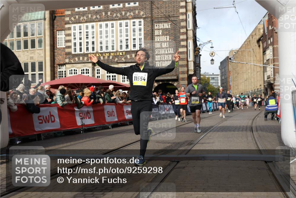 05.10.2025 - 20. swb-Marathon Bremen Yannick Fuchs http://msf.ph/oto/9259298 05.10.2025 10:56:24 Ziel 9258, 9855, 9968, 10196, 10989, 10992, 11364, 11366, 11554, 11630, 11741 meine-sportfotos.de