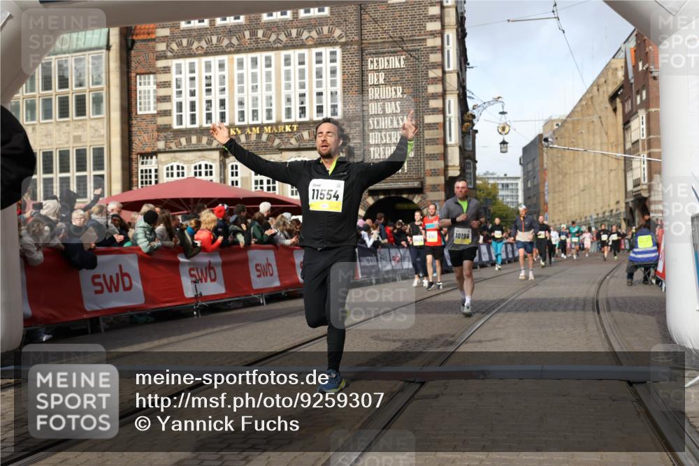 05.10.2025 - 20. swb-Marathon Bremen Yannick Fuchs http://msf.ph/oto/9259307 05.10.2025 10:56:24 Ziel 9258, 9855, 9968, 10196, 10989, 10992, 11364, 11366, 11554, 11630, 11741 meine-sportfotos.de