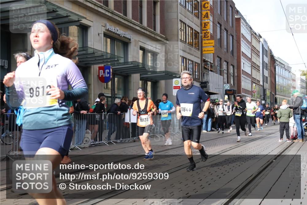 05.10.2025 - 20. swb-Marathon Bremen Strokosch-Dieckow http://msf.ph/oto/9259309 05.10.2025 10:59:42 Ziel 7177, 7621, 9005, 9378, 9381, 9603, 9604, 9611, 9612, 9666, 9672, 9673, 10138, 10290, 10291, 10311, 10345, 10489, 10572, 10889, 10919, 11026, 11050, 11125, 11266, 11444, 11600, 11639, 11644, 11713, 7177, 7621, 9005, 9378, 9381, 9603, 9604, 9611, 9612, 9666, 9672, 9673, 10138, 10290, 10291, 10311, 10345, 10489, 10572, 10889, 10919, 11026, 11050, 11125, 11266, 11444, 11600, 11639, 11644 meine-sportfotos.de