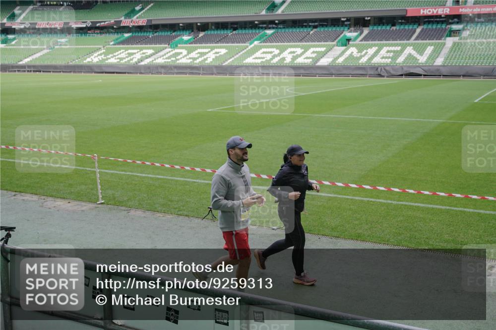 05.10.2025 - 20. swb-Marathon Bremen Michael Burmester http://msf.ph/oto/9259313 05.10.2025 10:47:12 Laufen im Stadion 9640, 9691, 9946, 9959, 10041, 10635, 10677, 11043, 11247, 11440, 11652, 11653, 9301, 9695, 9818, 9891, 10564, 10721, 10736, 10756, 10832, 10994, 11008, 11107, 11182, 11358, 11555, 11652 meine-sportfotos.de
