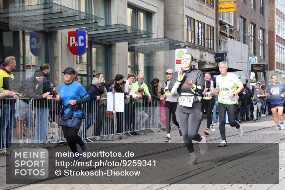 05.10.2025 - 20. swb-Marathon Bremen Strokosch-Dieckow http://msf.ph/oto/9259341 05.10.2025 10:59:44 Ziel 7177, 7621, 9005, 9381, 9495, 9603, 9604, 9611, 9612, 9666, 9672, 10138, 10290, 10291, 10311, 10345, 10489, 10572, 10889, 10919, 10985, 11026, 11050, 11125, 11266, 11444, 11600, 11639, 11644, 11713, 7177, 7621, 9005, 9381, 9495, 9603, 9604, 9611, 9612, 9666, 9672, 10138, 10290, 10291, 10311, 10345, 10489, 10572, 10889, 10919, 10985, 11026, 11050, 11125, 11266, 11444, 11600, 11639, 11644 meine-sportfotos.de