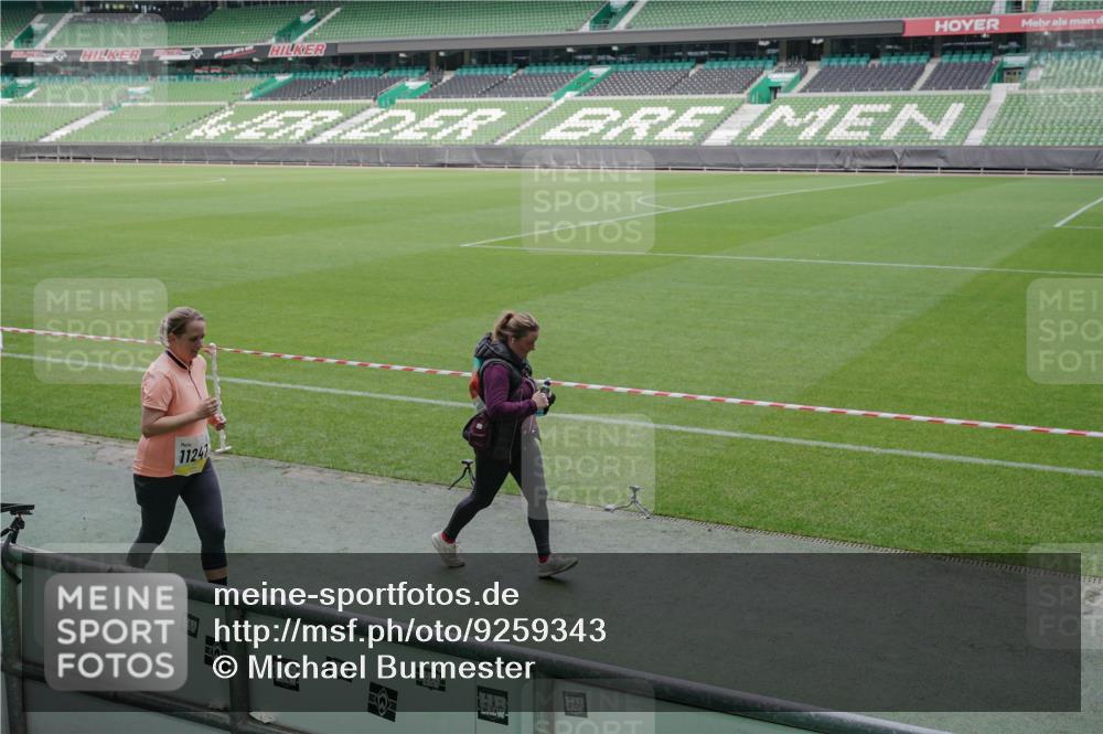 05.10.2025 - 20. swb-Marathon Bremen Michael Burmester http://msf.ph/oto/9259343 05.10.2025 10:47:20 Laufen im Stadion 9640, 9691, 9946, 10041, 10635, 10677, 11043, 11247, 11440, 9695, 9818, 9891, 9959, 10721, 10756, 10832, 10994, 11008, 11555, 11652, 11653 meine-sportfotos.de