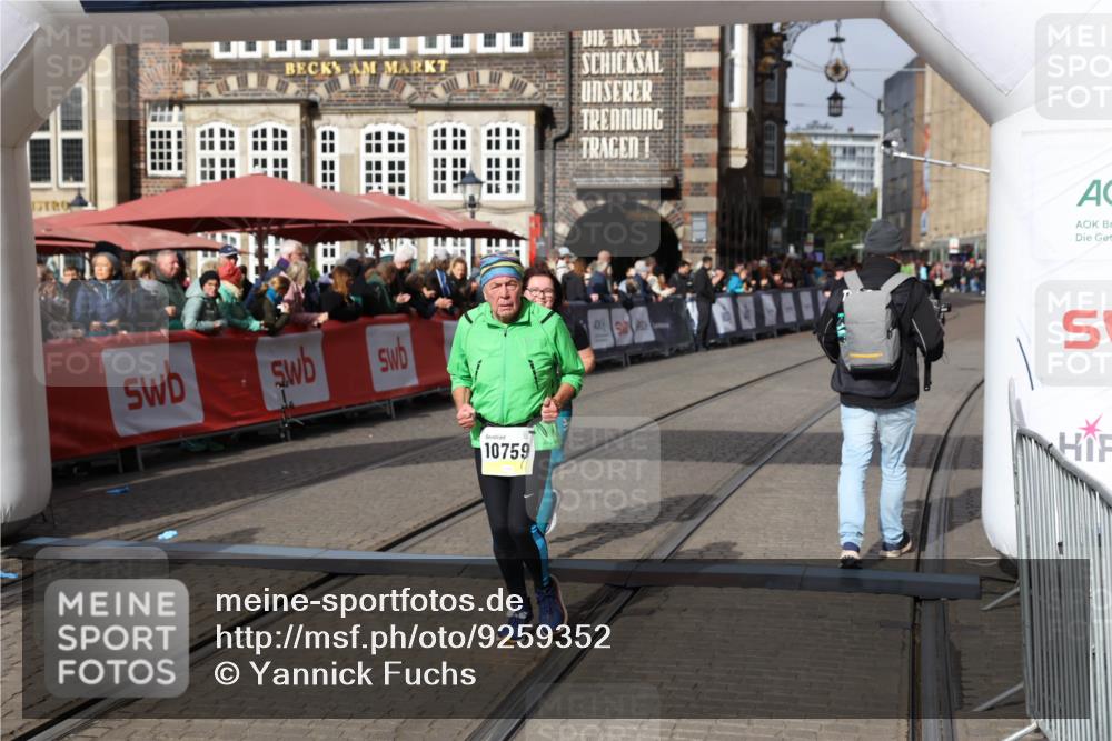 05.10.2025 - 20. swb-Marathon Bremen Yannick Fuchs http://msf.ph/oto/9259352 05.10.2025 11:17:17 Ziel 10759, 10874 meine-sportfotos.de