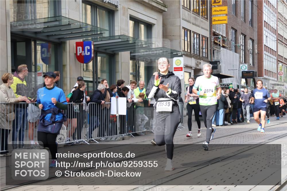 05.10.2025 - 20. swb-Marathon Bremen Strokosch-Dieckow http://msf.ph/oto/9259355 05.10.2025 10:59:45 Ziel 7177, 7621, 9005, 9381, 9495, 9603, 9604, 9611, 9612, 9666, 9672, 10138, 10290, 10291, 10311, 10345, 10489, 10572, 10889, 10919, 10985, 11026, 11050, 11125, 11266, 11444, 11600, 11639, 11644, 11713, 7177, 7621, 9005, 9381, 9495, 9603, 9604, 9611, 9612, 9666, 9672, 10138, 10290, 10291, 10311, 10345, 10489, 10572, 10889, 10919, 10985, 11026, 11050, 11125, 11266, 11444, 11600, 11639, 11644 meine-sportfotos.de