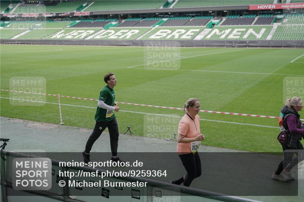 05.10.2025 - 20. swb-Marathon Bremen Michael Burmester http://msf.ph/oto/9259364 05.10.2025 10:47:22 Laufen im Stadion 9348, 9640, 9691, 9946, 10041, 10198, 10635, 10677, 11043, 11247, 11440, 9695, 9818, 9891, 9959, 10721, 10756, 10832, 10994, 11008, 11555, 11652, 11653 meine-sportfotos.de