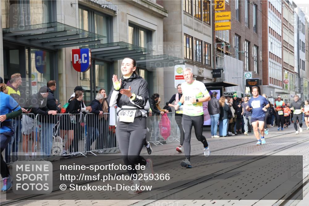 05.10.2025 - 20. swb-Marathon Bremen Strokosch-Dieckow http://msf.ph/oto/9259366 05.10.2025 10:59:45 Ziel 7177, 7621, 9005, 9381, 9495, 9603, 9604, 9611, 9612, 9666, 9672, 10138, 10290, 10291, 10311, 10345, 10489, 10572, 10889, 10919, 10985, 11026, 11050, 11125, 11266, 11444, 11600, 11639, 11644, 11713, 7177, 7621, 9005, 9381, 9495, 9603, 9604, 9611, 9612, 9666, 9672, 10138, 10290, 10291, 10311, 10345, 10489, 10572, 10889, 10919, 10985, 11026, 11050, 11125, 11266, 11444, 11600, 11639, 11644 meine-sportfotos.de
