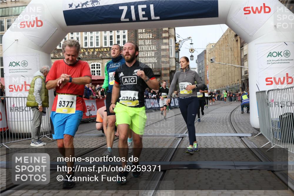 05.10.2025 - 20. swb-Marathon Bremen Yannick Fuchs http://msf.ph/oto/9259371 05.10.2025 10:47:50 Ziel 9377, 10062, 10073, 10382, 10601, 10676, 10850, 10875, 10947, 11244, 11330, 11409, 11708 meine-sportfotos.de