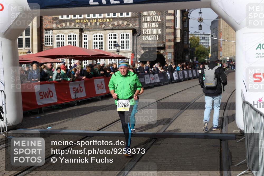 05.10.2025 - 20. swb-Marathon Bremen Yannick Fuchs http://msf.ph/oto/9259373 05.10.2025 11:17:17 Ziel 10759, 10874 meine-sportfotos.de