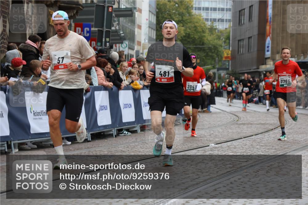 05.10.2025 - 20. swb-Marathon Bremen Strokosch-Dieckow http://msf.ph/oto/9259376 05.10.2025 12:56:05 Ziel 57, 481, 761, 1633, 2048, 3707, 7766 meine-sportfotos.de