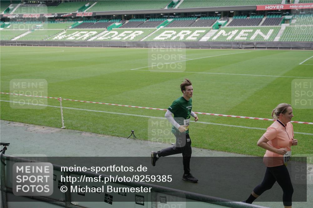 05.10.2025 - 20. swb-Marathon Bremen Michael Burmester http://msf.ph/oto/9259385 05.10.2025 10:47:22 Laufen im Stadion 9348, 9640, 9691, 9946, 10041, 10198, 10635, 10677, 11043, 11247, 11440, 9695, 9818, 9891, 9959, 10721, 10756, 10832, 10994, 11008, 11555, 11652, 11653 meine-sportfotos.de