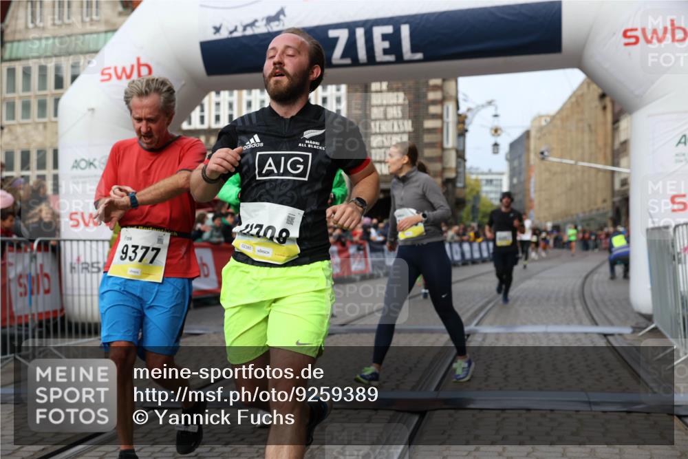 05.10.2025 - 20. swb-Marathon Bremen Yannick Fuchs http://msf.ph/oto/9259389 05.10.2025 10:47:50 Ziel 9377, 10062, 10073, 10382, 10601, 10676, 10850, 10875, 10947, 11244, 11330, 11409, 11708 meine-sportfotos.de