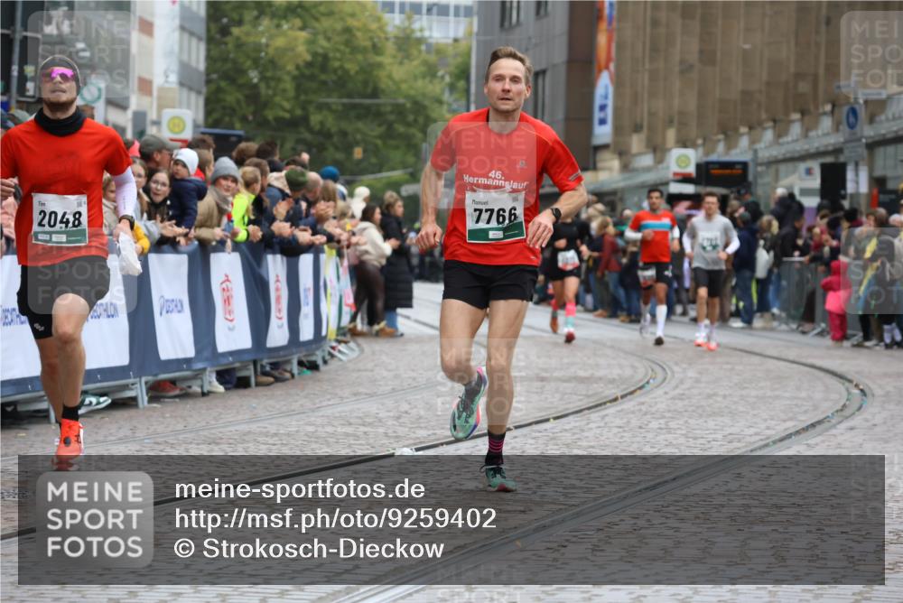 05.10.2025 - 20. swb-Marathon Bremen Strokosch-Dieckow http://msf.ph/oto/9259402 05.10.2025 12:56:06 Ziel 57, 481, 761, 1633, 2048, 3707, 7766 meine-sportfotos.de
