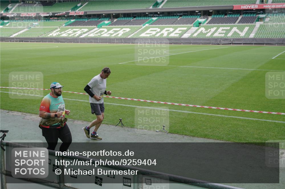 05.10.2025 - 20. swb-Marathon Bremen Michael Burmester http://msf.ph/oto/9259404 05.10.2025 10:47:34 Laufen im Stadion 9323, 9348, 9477, 9640, 9691, 9805, 9946, 10041, 10198, 10635, 10677, 11043, 11247, 11440, 9959, 11653 meine-sportfotos.de
