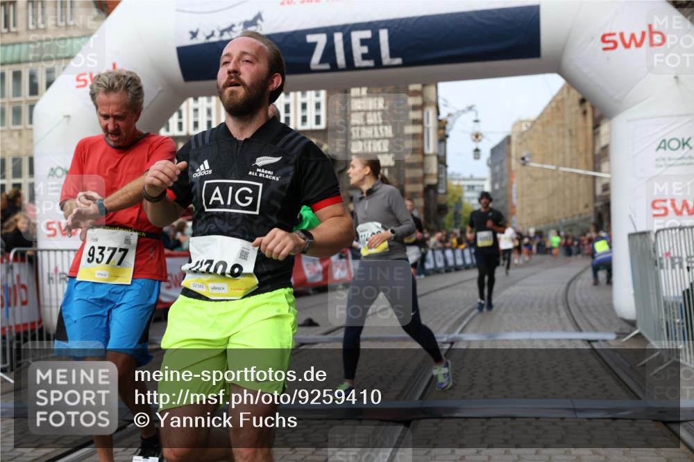 05.10.2025 - 20. swb-Marathon Bremen Yannick Fuchs http://msf.ph/oto/9259410 05.10.2025 10:47:50 Ziel 9377, 10062, 10073, 10382, 10601, 10676, 10850, 10875, 10947, 11244, 11330, 11409, 11708 meine-sportfotos.de