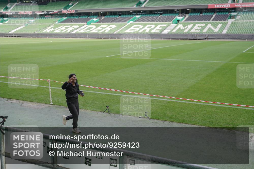05.10.2025 - 20. swb-Marathon Bremen Michael Burmester http://msf.ph/oto/9259423 05.10.2025 10:47:39 Laufen im Stadion 9323, 9348, 9477, 9563, 9679, 9691, 9705, 9805, 9946, 10012, 10041, 10198, 10677, 11043, 9640, 10635, 11247, 11440, 11653 meine-sportfotos.de