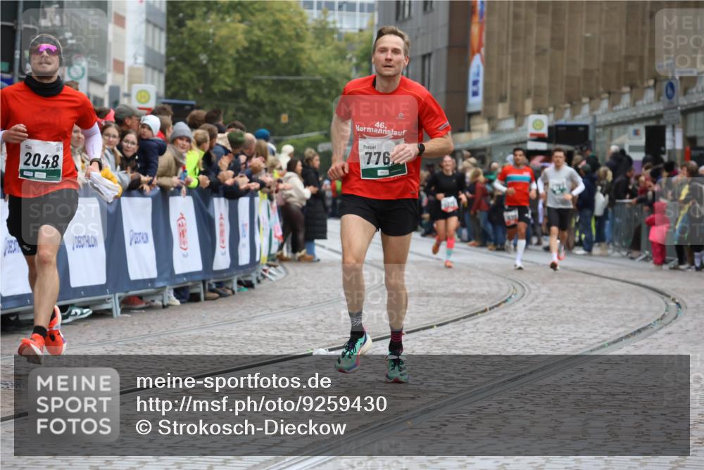 05.10.2025 - 20. swb-Marathon Bremen Strokosch-Dieckow http://msf.ph/oto/9259430 05.10.2025 12:56:06 Ziel 57, 481, 761, 1633, 2048, 3707, 7766 meine-sportfotos.de