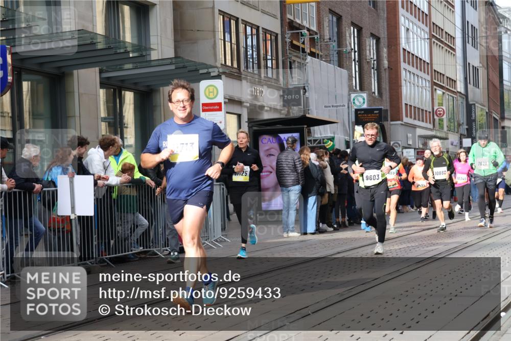 05.10.2025 - 20. swb-Marathon Bremen Strokosch-Dieckow http://msf.ph/oto/9259433 05.10.2025 10:59:48 Ziel 7177, 7621, 9005, 9381, 9495, 9603, 9604, 9611, 9612, 9666, 9672, 10138, 10290, 10291, 10311, 10345, 10406, 10489, 10492, 10572, 10889, 10919, 10985, 11026, 11050, 11063, 11125, 11263, 11266, 11424, 11444, 11600, 11639, 11644, 11713, 7177, 7621, 9005, 9381, 9495, 9603, 9604, 9611, 9612, 9666, 9672, 10138, 10290, 10291, 10311, 10345, 10406, 10489, 10492, 10572, 10889, 10919, 10985, 11026, 11050, 11063, 11125, 11263, 11266, 11424, 11444, 11600, 11639, 11644 meine-sportfotos.de