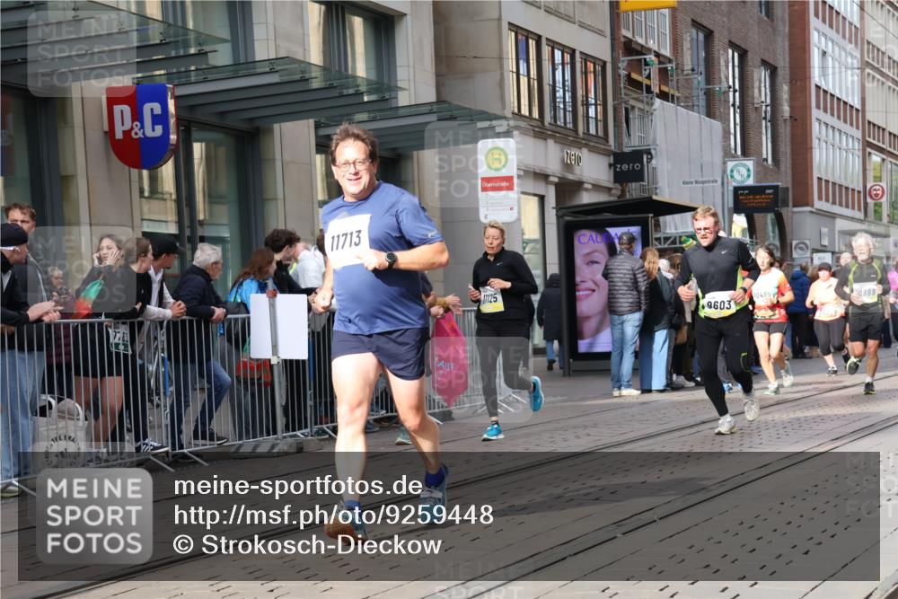 05.10.2025 - 20. swb-Marathon Bremen Strokosch-Dieckow http://msf.ph/oto/9259448 05.10.2025 10:59:48 Ziel 7177, 7621, 9005, 9381, 9495, 9603, 9604, 9611, 9612, 9666, 9672, 10138, 10290, 10291, 10311, 10345, 10406, 10489, 10492, 10572, 10889, 10919, 10985, 11026, 11050, 11063, 11125, 11263, 11266, 11424, 11444, 11600, 11639, 11644, 11713, 7177, 7621, 9005, 9381, 9495, 9603, 9604, 9611, 9612, 9666, 9672, 10138, 10290, 10291, 10311, 10345, 10406, 10489, 10492, 10572, 10889, 10919, 10985, 11026, 11050, 11063, 11125, 11263, 11266, 11424, 11444, 11600, 11639, 11644 meine-sportfotos.de