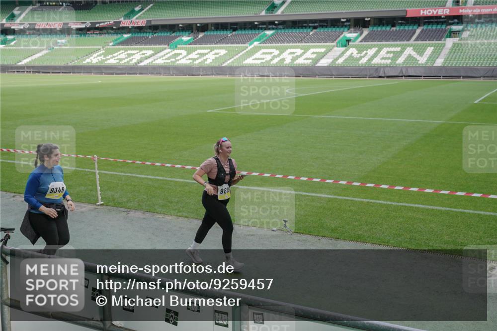 05.10.2025 - 20. swb-Marathon Bremen Michael Burmester http://msf.ph/oto/9259457 05.10.2025 10:47:57 Laufen im Stadion 9323, 9348, 9477, 9563, 9679, 9691, 9698, 9705, 9805, 9946, 10012, 10198, 10677, 10041, 11043, 11247, 11440 meine-sportfotos.de
