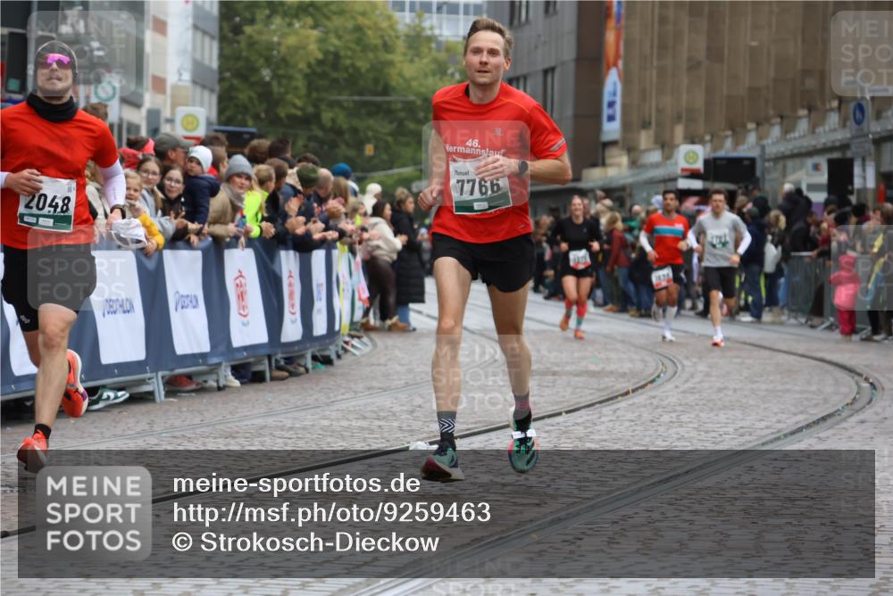 05.10.2025 - 20. swb-Marathon Bremen Strokosch-Dieckow http://msf.ph/oto/9259463 05.10.2025 12:56:06 Ziel 57, 481, 761, 1633, 2048, 3707, 7766 meine-sportfotos.de