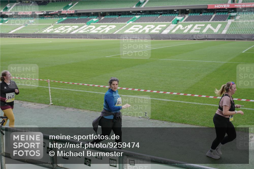 05.10.2025 - 20. swb-Marathon Bremen Michael Burmester http://msf.ph/oto/9259474 05.10.2025 10:47:58 Laufen im Stadion 9323, 9348, 9477, 9563, 9679, 9691, 9698, 9705, 9805, 9946, 10012, 10198, 10677, 11631, 11743, 10041, 11043 meine-sportfotos.de