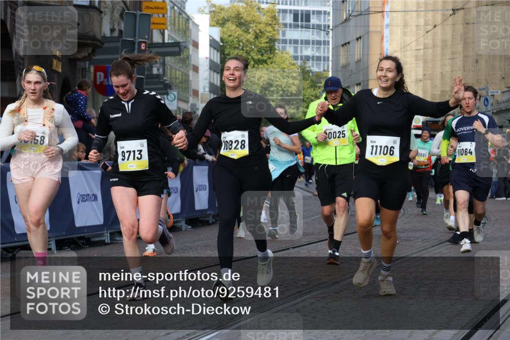 05.10.2025 - 20. swb-Marathon Bremen Strokosch-Dieckow http://msf.ph/oto/9259481 05.10.2025 11:05:25 Ziel 7654, 9713, 9752, 10025, 10158, 10289, 10426, 10511, 10542, 10828, 11064, 11106, 11676 meine-sportfotos.de