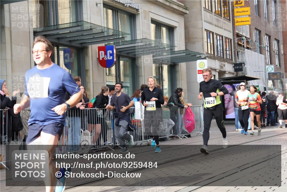 05.10.2025 - 20. swb-Marathon Bremen Strokosch-Dieckow http://msf.ph/oto/9259484 05.10.2025 10:59:49 Ziel 7177, 7621, 9005, 9381, 9495, 9603, 9604, 9611, 9612, 9666, 9672, 10138, 10290, 10291, 10311, 10345, 10406, 10489, 10492, 10572, 10889, 10919, 10985, 11026, 11050, 11063, 11125, 11263, 11266, 11424, 11444, 11600, 11639, 11644, 11699, 11713, 7177, 7621, 9005, 9381, 9495, 9603, 9604, 9611, 9612, 9666, 9672, 10138, 10290, 10291, 10311, 10345, 10406, 10489, 10492, 10572, 10889, 10919, 10985, 11026, 11050, 11063, 11125, 11263, 11266, 11424, 11444, 11600, 11639, 11644 meine-sportfotos.de