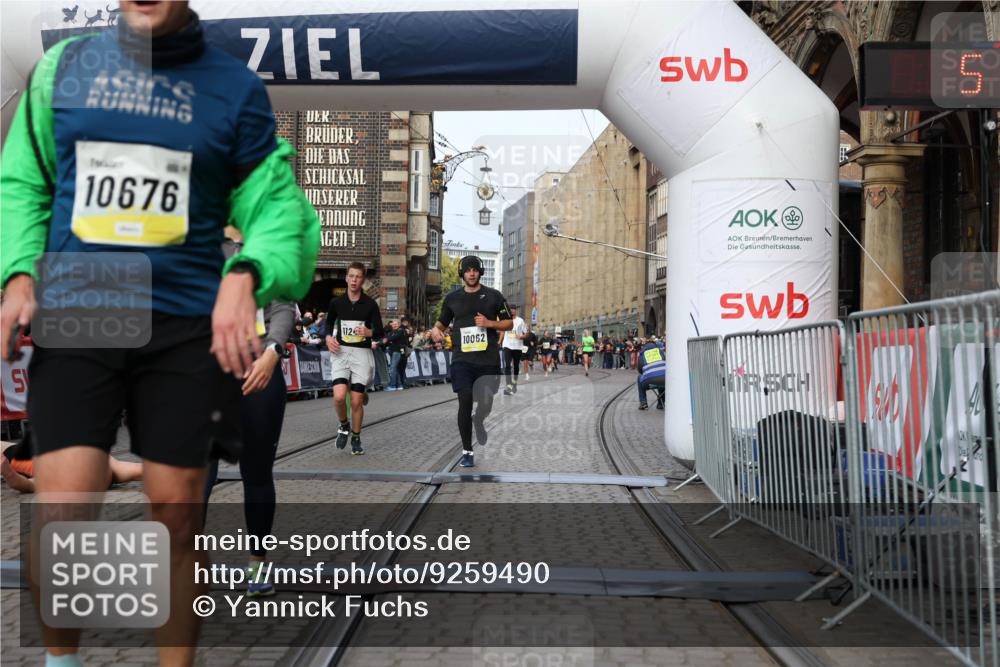 05.10.2025 - 20. swb-Marathon Bremen Yannick Fuchs http://msf.ph/oto/9259490 05.10.2025 10:47:51 Ziel 9377, 10062, 10073, 10382, 10601, 10676, 10947, 11244, 11330, 11409, 11708 meine-sportfotos.de
