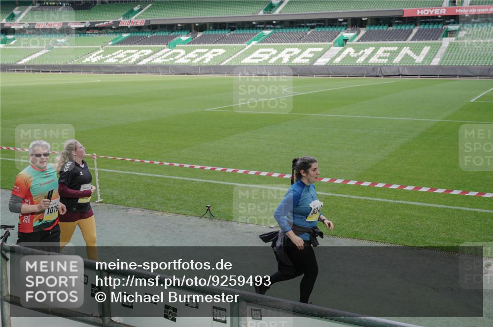 05.10.2025 - 20. swb-Marathon Bremen Michael Burmester http://msf.ph/oto/9259493 05.10.2025 10:47:58 Laufen im Stadion 9323, 9348, 9477, 9563, 9679, 9691, 9698, 9705, 9805, 9946, 10012, 10198, 10677, 11631, 11743, 10041, 11043 meine-sportfotos.de