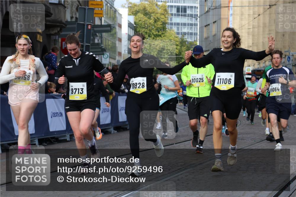 05.10.2025 - 20. swb-Marathon Bremen Strokosch-Dieckow http://msf.ph/oto/9259496 05.10.2025 11:05:25 Ziel 7654, 9713, 9752, 10025, 10158, 10289, 10426, 10511, 10542, 10828, 11064, 11106, 11676 meine-sportfotos.de