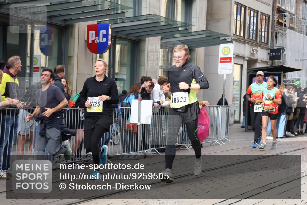 05.10.2025 - 20. swb-Marathon Bremen Strokosch-Dieckow http://msf.ph/oto/9259505 05.10.2025 10:59:50 Ziel 7177, 7621, 9005, 9381, 9495, 9603, 9604, 9611, 9666, 9672, 10138, 10290, 10291, 10311, 10345, 10406, 10489, 10492, 10572, 10889, 10919, 10985, 11026, 11050, 11063, 11125, 11263, 11266, 11424, 11444, 11600, 11639, 11644, 11699, 11713, 7177, 7621, 9005, 9381, 9495, 9603, 9604, 9611, 9666, 9672, 10138, 10290, 10291, 10311, 10345, 10406, 10489, 10492, 10572, 10889, 10919, 10985, 11026, 11050, 11063, 11125, 11263, 11266, 11424, 11444, 11600, 11639, 11644 meine-sportfotos.de