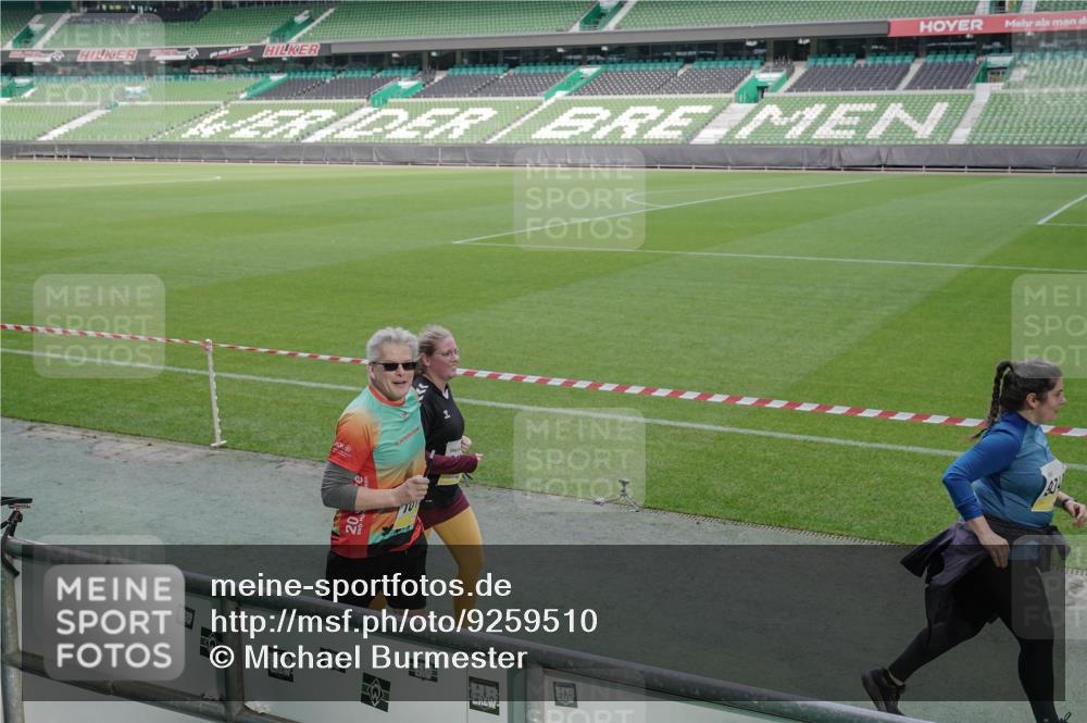 05.10.2025 - 20. swb-Marathon Bremen Michael Burmester http://msf.ph/oto/9259510 05.10.2025 10:47:59 Laufen im Stadion 9323, 9348, 9477, 9563, 9679, 9691, 9698, 9705, 9805, 9946, 10012, 10076, 10198, 10677, 11631, 11690, 11743, 9691, 10041, 11043 meine-sportfotos.de