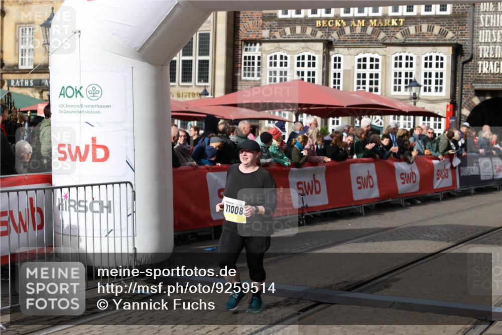 05.10.2025 - 20. swb-Marathon Bremen Yannick Fuchs http://msf.ph/oto/9259514 05.10.2025 11:17:28 Ziel 11008 meine-sportfotos.de