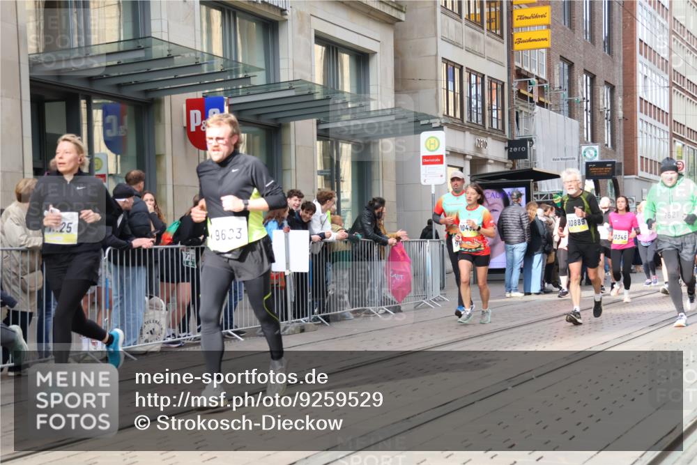 05.10.2025 - 20. swb-Marathon Bremen Strokosch-Dieckow http://msf.ph/oto/9259529 05.10.2025 10:59:51 Ziel 7177, 7621, 9005, 9381, 9495, 9603, 9604, 9611, 9666, 9672, 10138, 10290, 10291, 10311, 10345, 10406, 10489, 10492, 10572, 10889, 10919, 10985, 11026, 11050, 11063, 11125, 11263, 11266, 11424, 11600, 11639, 11699, 11713, 7177, 7621, 9005, 9381, 9495, 9603, 9604, 9611, 9666, 9672, 10138, 10290, 10291, 10311, 10345, 10406, 10489, 10492, 10572, 10889, 10919, 10985, 11026, 11050, 11063, 11125, 11263, 11266, 11424, 11600, 11639 meine-sportfotos.de