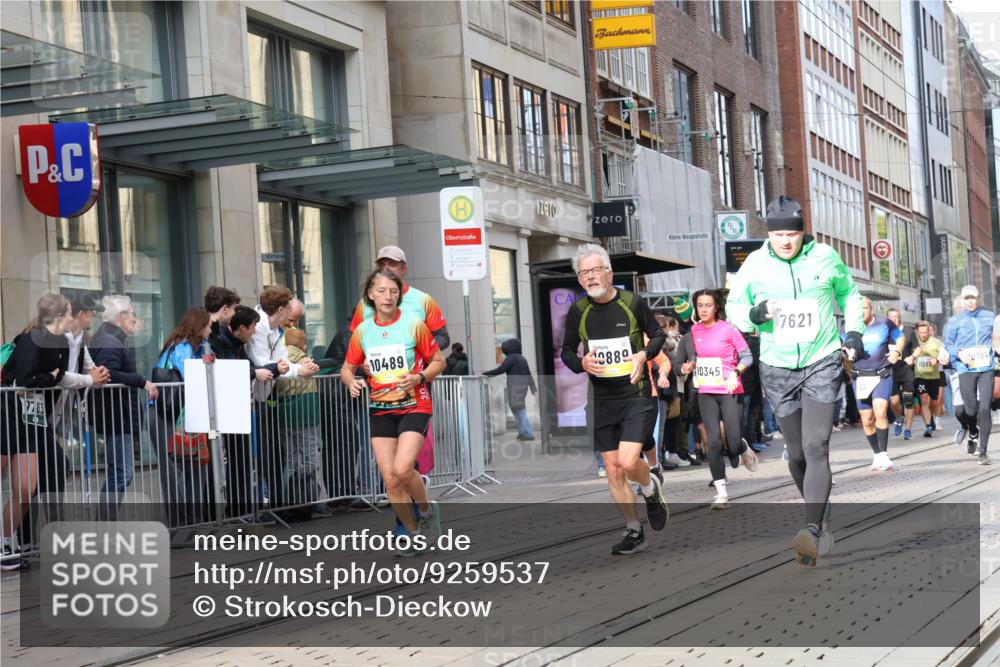 05.10.2025 - 20. swb-Marathon Bremen Strokosch-Dieckow http://msf.ph/oto/9259537 05.10.2025 10:59:52 Ziel 7177, 7621, 9005, 9381, 9495, 9603, 9604, 9611, 9666, 9672, 10138, 10290, 10291, 10311, 10345, 10406, 10489, 10492, 10572, 10889, 10919, 10985, 11026, 11050, 11063, 11125, 11263, 11266, 11424, 11600, 11639, 11699, 11713, 7177, 7621, 9005, 9381, 9495, 9603, 9604, 9611, 9666, 9672, 10138, 10290, 10291, 10311, 10345, 10406, 10489, 10492, 10572, 10889, 10919, 10985, 11026, 11050, 11063, 11125, 11263, 11266, 11424, 11600, 11639 meine-sportfotos.de