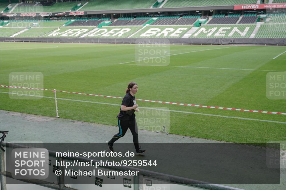 05.10.2025 - 20. swb-Marathon Bremen Michael Burmester http://msf.ph/oto/9259544 05.10.2025 10:48:03 Laufen im Stadion 9323, 9348, 9408, 9477, 9563, 9679, 9698, 9705, 9805, 10012, 10076, 10198, 10613, 10677, 10795, 10874, 10913, 11631, 11690, 11743, 9691, 9946, 10041, 11043 meine-sportfotos.de